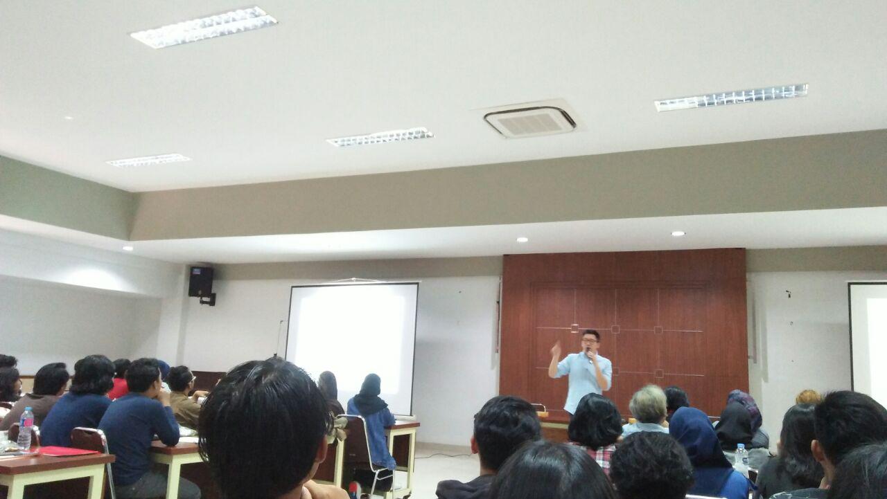 hubton-at-creative-mornings-talks-curiosity-itenas-bandung