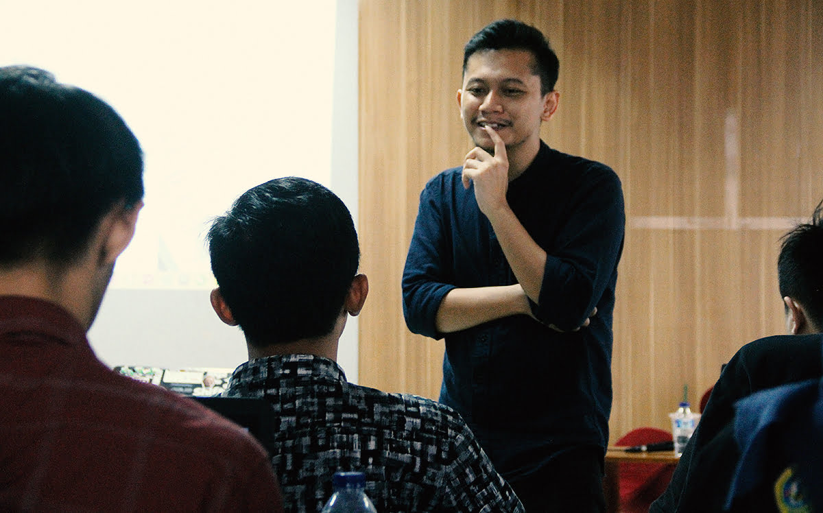 Zaki answering questions from the participants