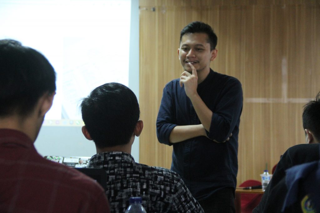 Zaki answering questions from the participants